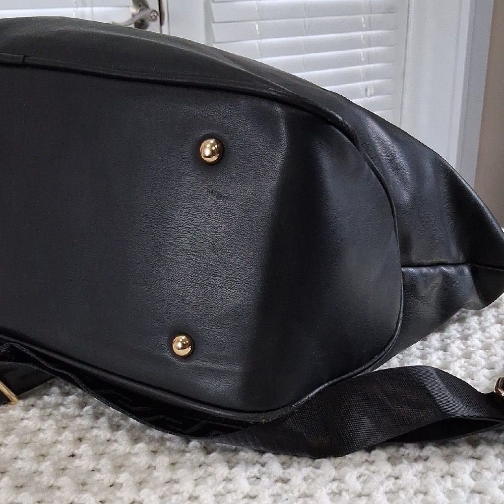 Versace Black Leather Shoulder Bag Glod Hradwear - Picture 7 of 16